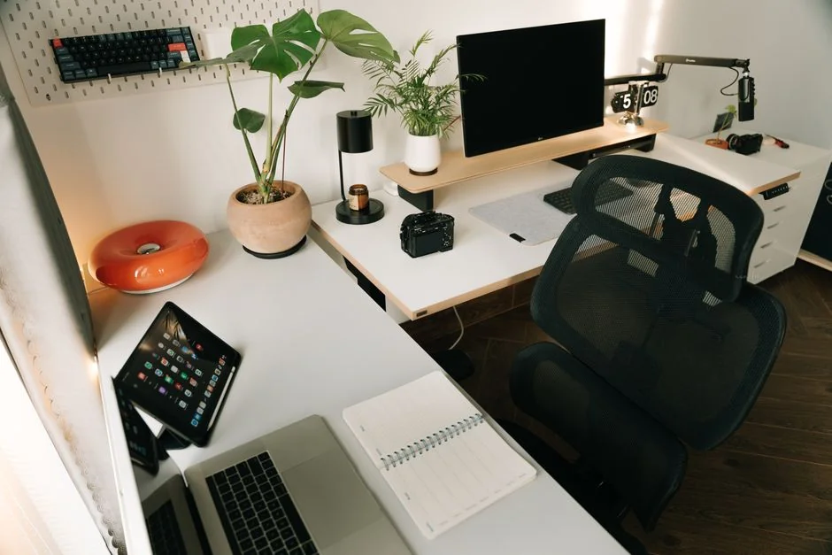 Un groupe de designers travaillant ensemble dans un espace de bureau moderne avec ordinateur.